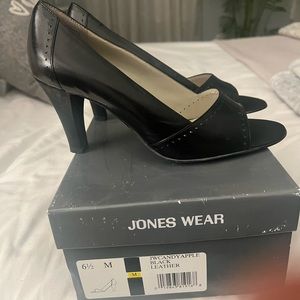 Jones Wear black leather pump